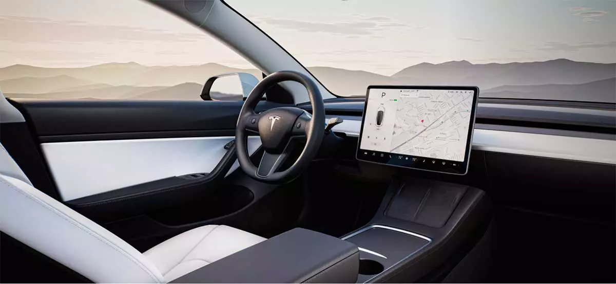 Conducción Automatizada, el futuro del piloto automático tesla interior coche