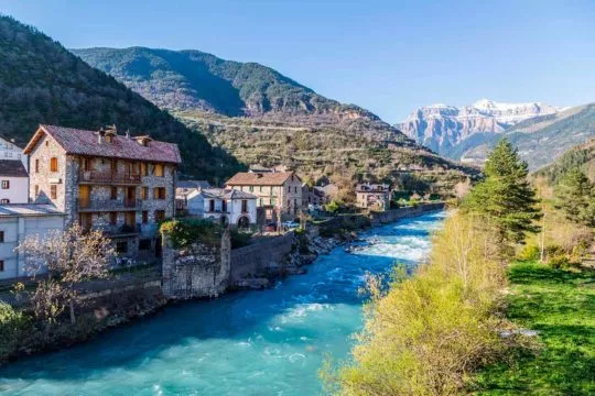 Descubre el Pirineo Aragonés en estas 5 rutas a montañas españolas en coche