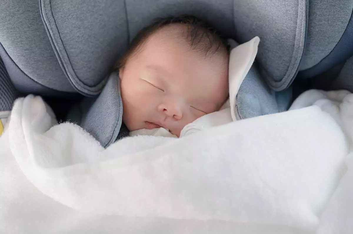 Cómo viajar seguro y cómodo en coche con un recién nacido